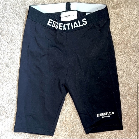 Essential Shorts - Picture 3 of 4